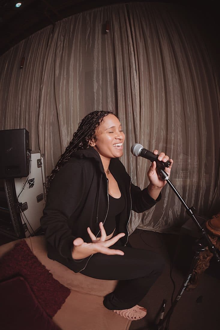 Alonda singing at Studio 77